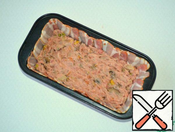 The bacon spread a third of meat. It is good to tamp it so that there are no voids.