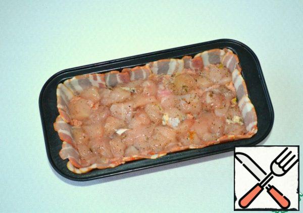Put the marinated chicken pieces on top. Then another layer of minced meat on top, a layer of chicken and the last layer of minced meat. Well compacted hands or silicone spatula each layer.