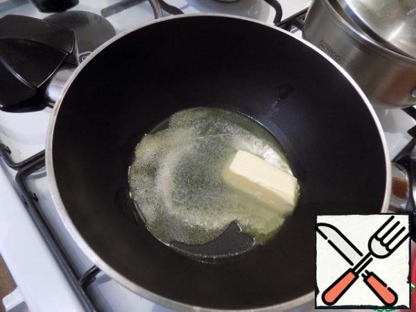 We will need a pot with a thick bottom, in which we will fry the onion and then cook the soup. Suitable high saucepan. Spread the oil in a pan and melt it.