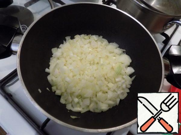 Next is a bow. Onions fry, stirring constantly 6-10 minutes until Golden brown (do not fry it much!).