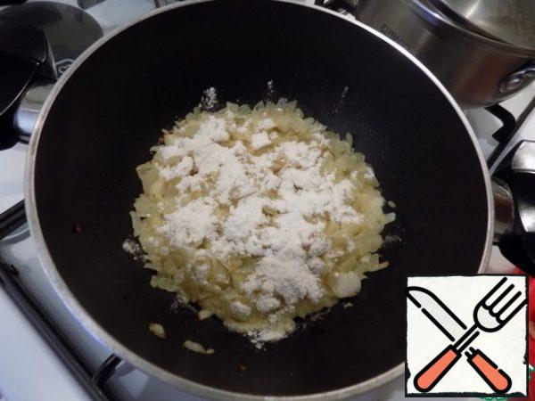 Sprinkle the onion with flour and mix.