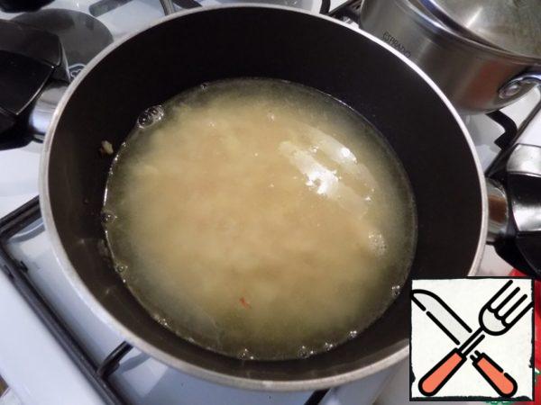 Through a sieve, I poured the chicken broth is ready. Again, mix everything. Boil.