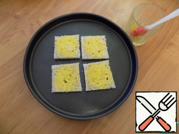 Put the pieces in the form (baking tray). Separated the yolk from the protein. All we need is a yolk. Brush smeared the top pieces. One yolk was enough for 4 pieces. You can make more toast. They are delicious and will leave quickly. The soup can be put on 2 slices instead of one.