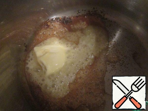 While the dough is cooling, let's do the filling.
Chop the cabbage into thin strips, chop the onion finely.
Garlic peel and crush with a knife, the apples also peel and chop coarsely.
In a saucepan, melt the sugar until Golden yellow caramel mass is formed and add butter to it.
