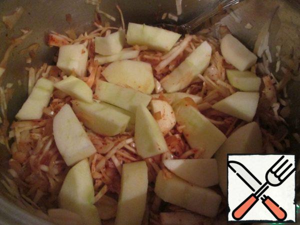 Put in a saucepan cabbage, onion, garlic and fry a little over medium heat with frequent stirring.
Add paprika, salt and pepper, put apples on top and simmer under the lid over low heat for 20 minutes.
Add vinegar at the end.
The stuffing cool.