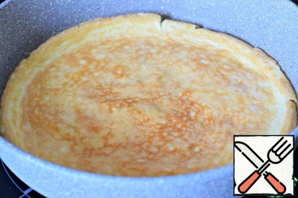 Vegetable oil is well heated in a frying pan. Pour the egg mass into the pan and fry the pancake on both sides until Golden.