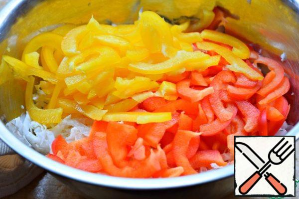 Cut the pepper into strips and add to the cabbage.
