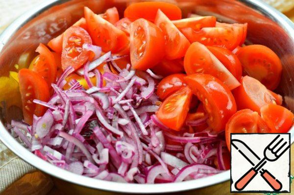 Cut the tomatoes into slices, with the onions to drain the fluid. Put the vegetables in a bowl.