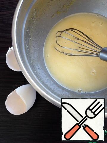 Eggs, sugar, a pinch of salt, sour cream and vegetable oil connect in bowl. Beat well with a whisk until smooth.