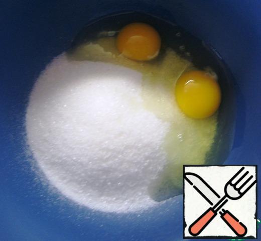 Beat eggs with sugar until light, fluffy mass.