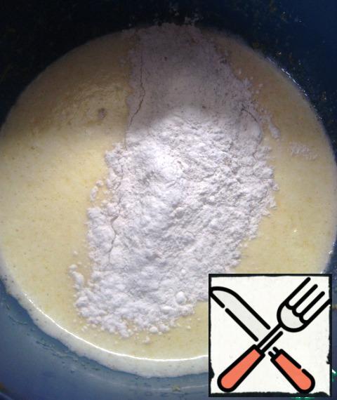 Gradually adding the flour mixture, mix well the dough. The consistency of the dough is slightly thicker than pancakes.