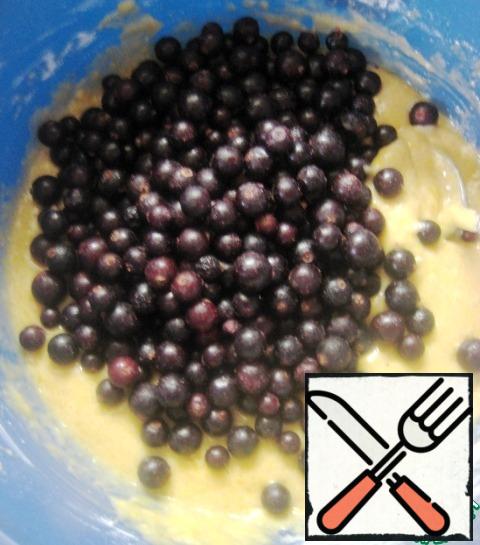 Pour the frozen black currant (pre-defrost the berry is not necessary), mix gently.