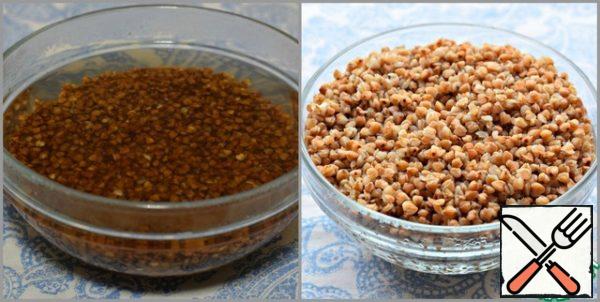 Wash buckwheat thoroughly, pour boiling water (200 ml) and cover the container with a cereal lid. Leave overnight for swelling.
In the morning buckwheat absorbed all the liquid and is ready for further cooking.
Of course, you can simply boil buckwheat.