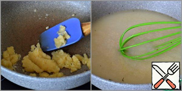 Heat the vegetable oil in a frying pan, add flour and fry the flour to a caramel color, stirring constantly (medium heat).
Pour in hot water (400 ml) and cook the sauce for 3-4 minutes (stir the sauce with a whisk all the time so that there are no flour lumps).
Add salt to the sauce and season with your favorite spices.