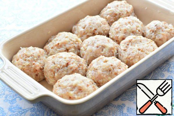 Of minced meat formed into meatballs of the desired size.
Put them in a suitable baking dish.