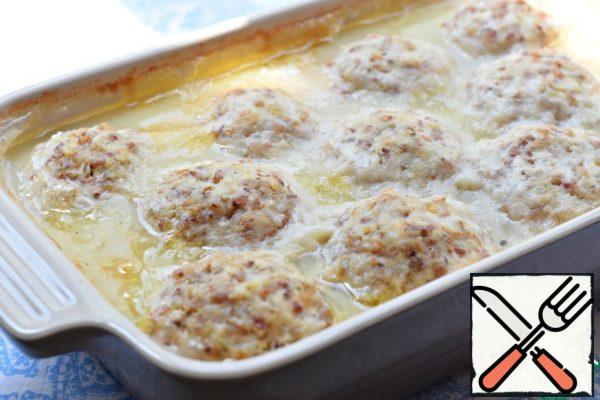 Bake the meatballs in a preheated oven at 190°C for 30-35 minutes (take into account the features of your equipment).
Then turn off the oven and leave it in the form of meatballs for another half an hour.
You're done! Serve meatballs with fresh vegetable salad.