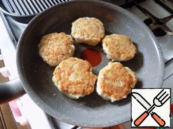 Queue. For the cutlets today I fried the cutlets, usually I do not fry them, but I do it on a minimum heat and under the lid. I don't need a lot of oil in the pan, and I poured 1 tablespoon at a time. Burgers cooked on the grill twice, they get 10 pcs. These are beautiful and, of course, delicious burgers. Place the cutlets on a paper towel. Oil, though a little, but I don't need too much.
