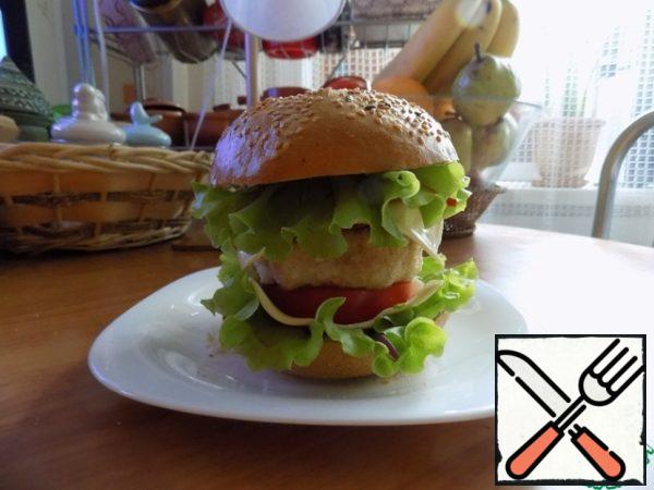 Chicken Burger's ready. Put it in the microwave for 1 minute 30 seconds and be sure to cover it with a cap from the microwave. The cap it is a little bit and the process it does not fall apart, that is, do not eat the layers of melted cheese.