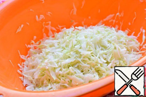 Young cabbage, slice it into thin strips, mash well with your hands.
If you use cabbage is not young, it is better to put out until half-ready.