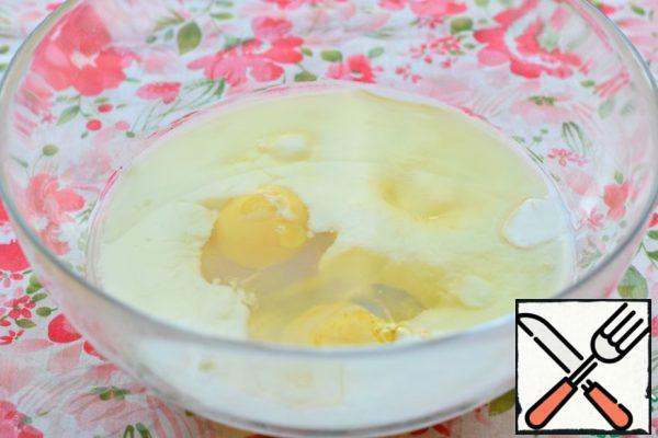 Whisk eggs, kefir (yogurt, matzoni, yogurt), salt, sugar and corn (sunflower oil). Add baking soda, mix again.
