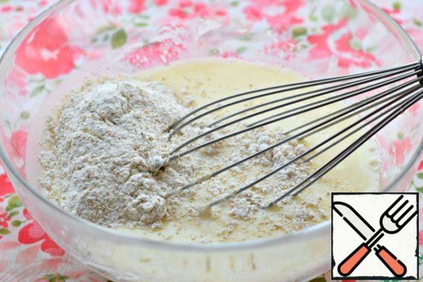 Sift flour, mix it with bran. If you absolutely do not like bran in baking, replace them with wheat flour. (that is, put 180 g of wheat flour)
Pour the flour with bran into the kefir-egg mass, beat the dough with a whisk until smooth.
