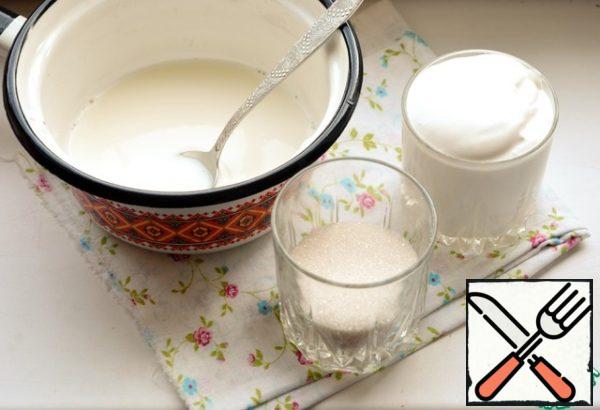 Then heat the milk with gelatin until it dissolves completely, add sugar, vanilla sugar and sour cream, stir well until smooth.