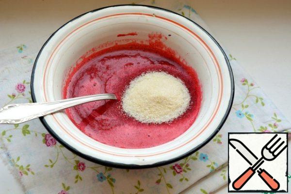 Crush the berries in a blender, then RUB through a sieve, in order not to hit bone. In the resulting puree, add the gelatin, stir and leave to swell for 20 minutes.