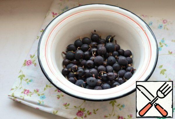 To prepare the sauce, you can use any berries. It is advisable to take berries with a bright slightly sour taste: currants, gooseberries, cranberries.
I was making purple gooseberry sauce. Wash berries, drain on a sieve.