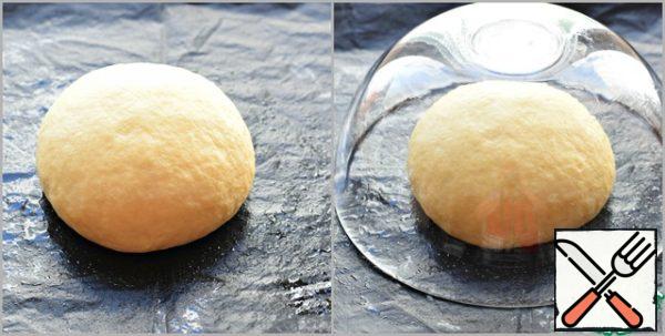 Kneading the dough. The dough turns out to be quite dense, but soft and not clogged with flour.
Form a ball of dough, place it on a baking sheet covered with a silicone mat or a non-stick sheet, cover with a large cup and put it in the heat for 20 minutes. Prolonged proofing of the dough is not required. I'm doing SL. method: preheat the oven to 50 °, turn off the heat and put the dough in the oven.