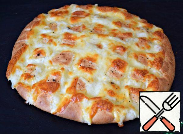 Bake the bread in a well-heated oven at the above temperature for 18-20 minutes. The bread should be browned and the cheese should melt. (Be sure to take into account the features of your equipment!)
Remove the bread from the oven and cool slightly, 5-7 minutes. (if, of course, you can resist the flavors)