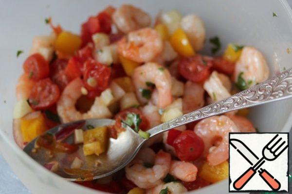 Mix the ingredients for the dressing, pour it into the salad, mix.
Arrange the salad on serving plates or glasses and garnish with whole shrimp.