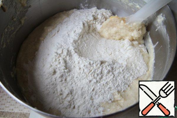 Mix flour, baking soda, salt. Add the dry mixture to the oil and pour the finished buttermilk. Stir.