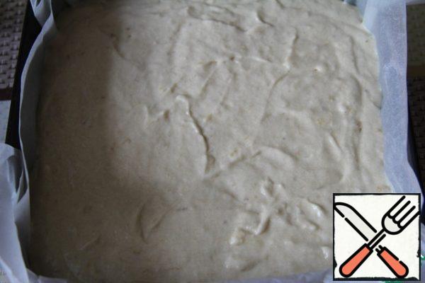 Form lay a baking paper and pour the dough into the mold.
