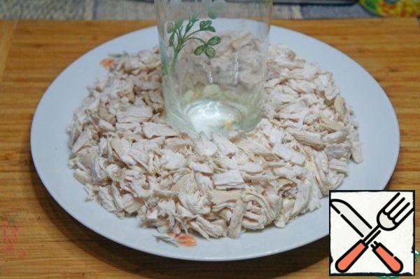 Chicken breast, split into fibers. Remove the meat and place the second layer and grease with mayonnaise.