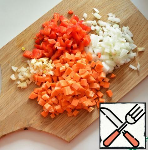 Onions, carrots, peppers, cut into cubes, chop garlic finely.