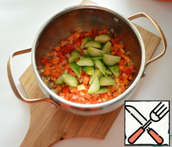 In a saucepan, heat the oil and stew slightly onions, carrots, peppers and garlic (about 5-7 minutes), add Brussels sprouts.
