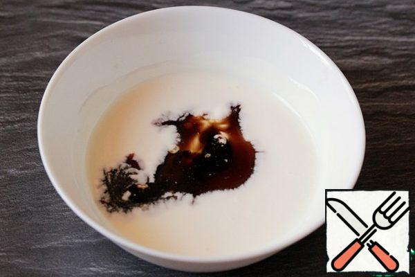 In a bowl put the yogurt.
Pour soy sauce, stir.