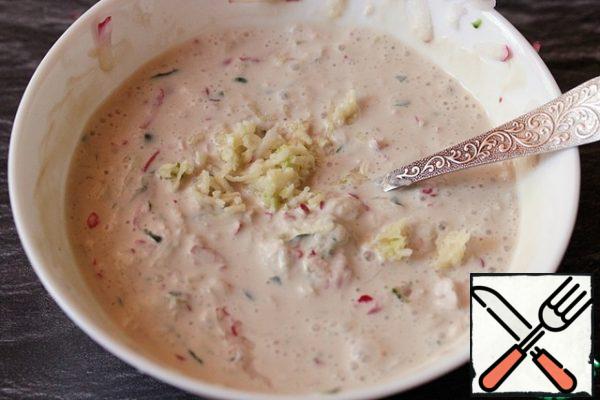 Stir the sauce, taste it. If necessary, add more soy sauce or yogurt.
Add the chopped garlic to the sauce and stir.
