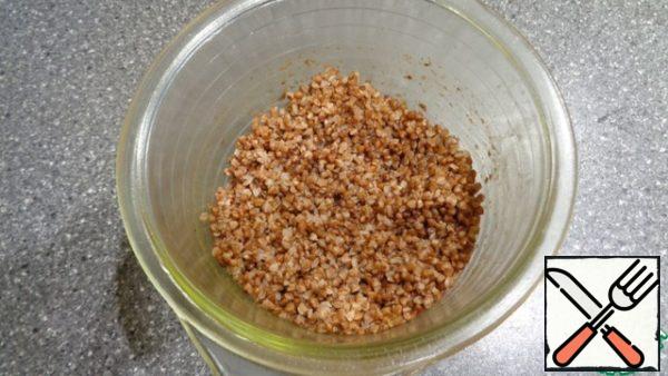 In buckwheat add water and boil in a microwave oven for 12 minutes at maximum power.