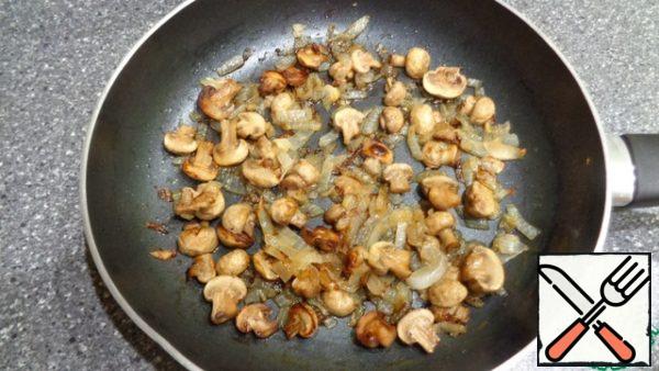 Fry the onion and mushrooms in butter.
