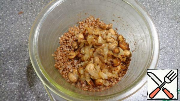Combine buckwheat porridge and mushrooms with onions.