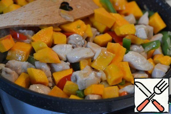 Add pumpkin and pepper to chicken fillet. Fry.
Add broth, salt and pepper. Bring to a boil, reduce heat and cover with a lid to simmer for 20 minutes.
