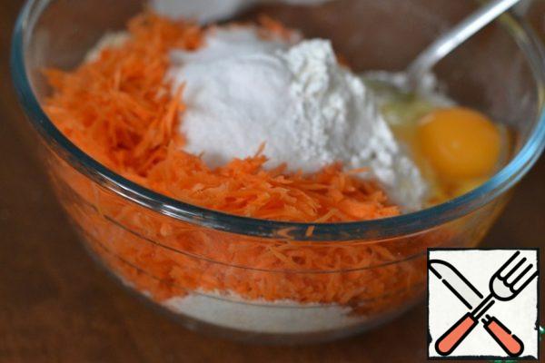 Add the carrots, which were grated on a medium grater.
Add pudding, sugar and eggs.