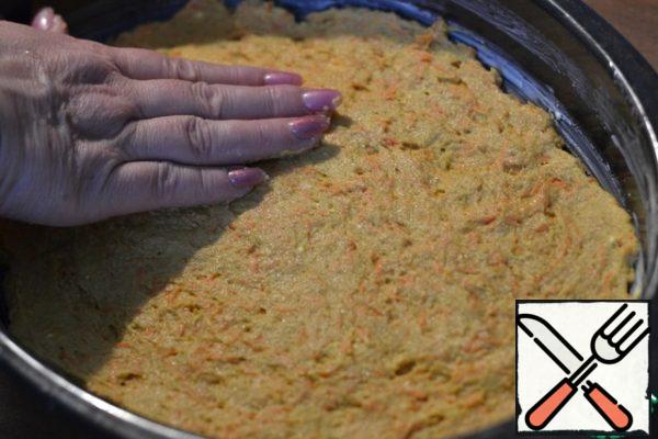 Grease the baking dish with oil.
Spread the dough out of the refrigerator, helping yourself with wet hands.
