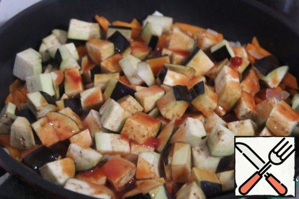 Fry the onion and carrot in oil, simmer under the lid on low heat for 20 minutes.
Add the eggplant.
Dilute the tomato paste in 150 ml of water and pour it into the vegetables.
Simmer under the lid on low heat for 20 minutes.
If the liquid has evaporated, add a little water.