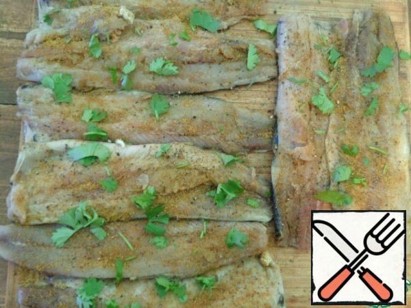 From herring to prepare a fillet on the skin, to remove all small bones and flavored with seasoning and cilantro. To give a fillet to promarinovatsya at least 30 minutes.