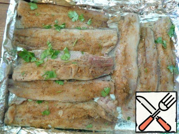 Preheat the oven to 180 degrees. Cover the baking sheet with foil, which is greased with vegetable oil. Place the herring fillets on a baking sheet.
