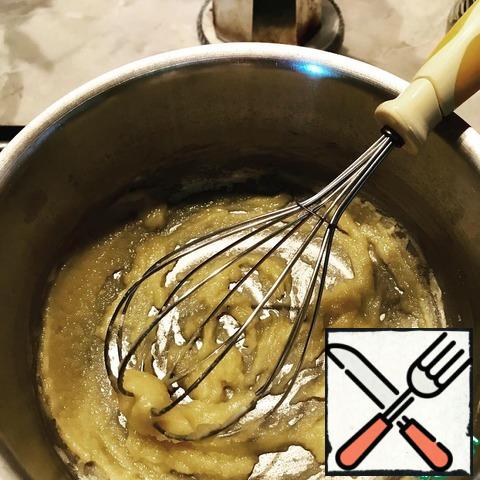 While the pumpkin is extinguished let us bechamelle. Melt the butter in a saucepan over low heat, add the flour and stir until the result, as in the photo. Then pour warm-warm milk and melancholy stirring to observe the thickening and control the bottom of the saucepan.