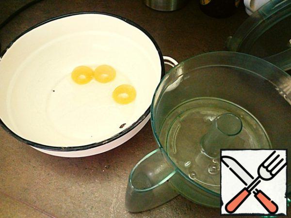 The yolks separated from the whites. Put the yolks in a large bowl, whisk the whites.