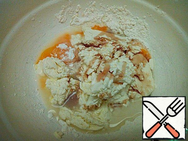 Prepare the filling: add cottage cheese, syrup, protein foam and vanilla pudding powder to the yolks.
